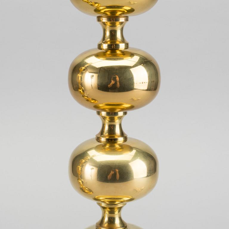 A PAIR OF BRASS TABLE LAMPS.