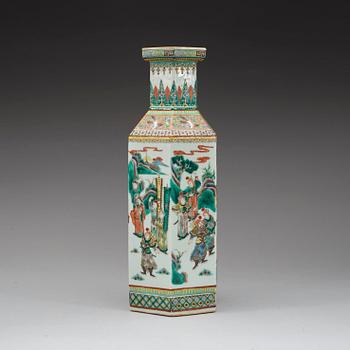 VAS, porslin, Qingdynastin 1800-tal. Med fyra karaktärers märke.