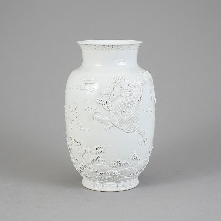 VAS, porslin, Kina. Qianlongs märke, modern tillverkning.