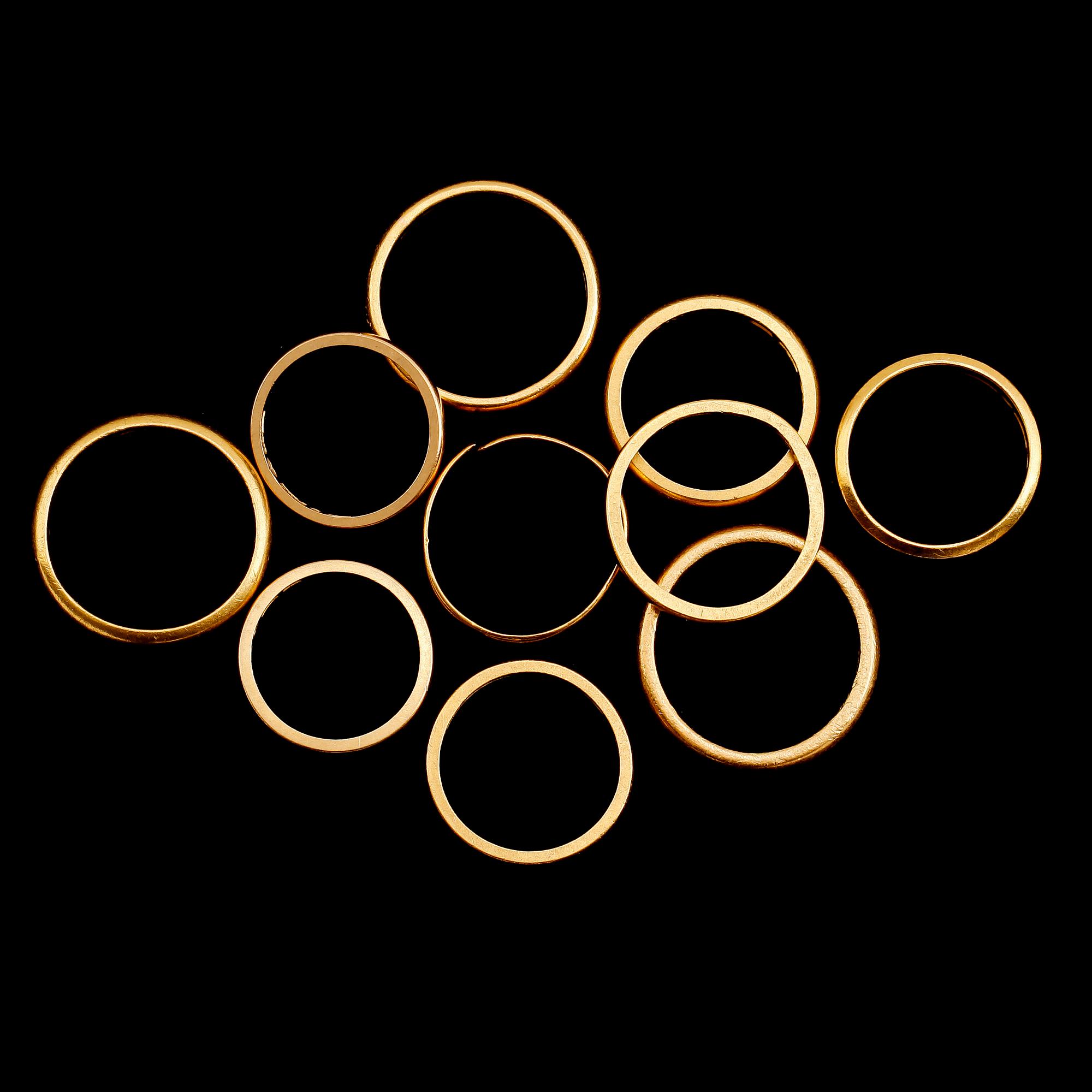RINGAR, 10 st, 23 k guld. Vikt ca 53 gram.