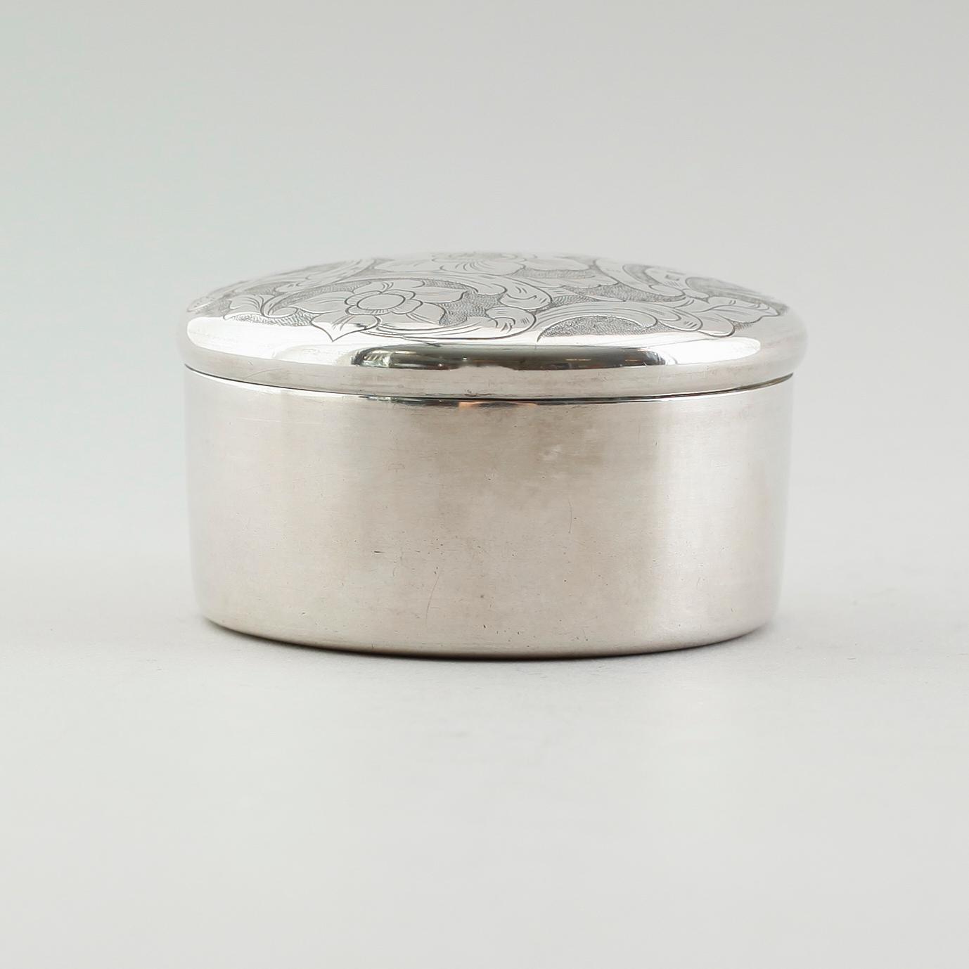 DOSA, silver, Stockholm 1844. Vikt ca 110 gram.