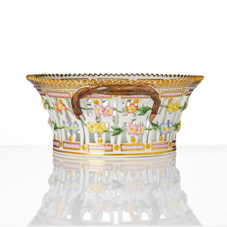 Gallerkorg med fat, porslin. 'Flora Danica', Royal Copenhagen, Denmark, 1900-tal.
