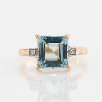 Ring, 18K guld med akvamariner och diamanter.