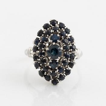 An 18K white gold ring set with faceted sapphiers.