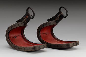 A pair of Japanese lacquered stirrups, Edo period (1603-1868). Signed.