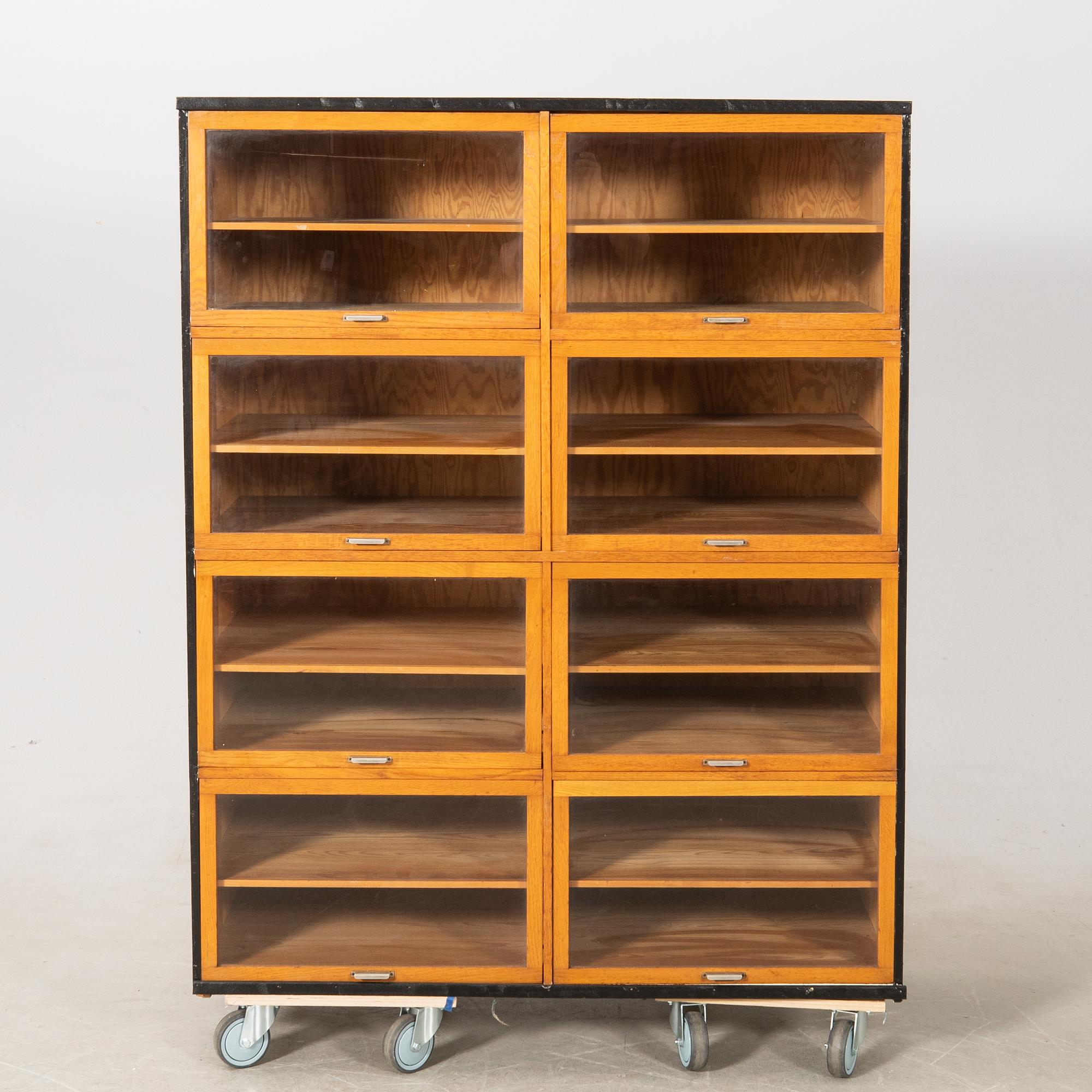 Display cabinet, 20th century.