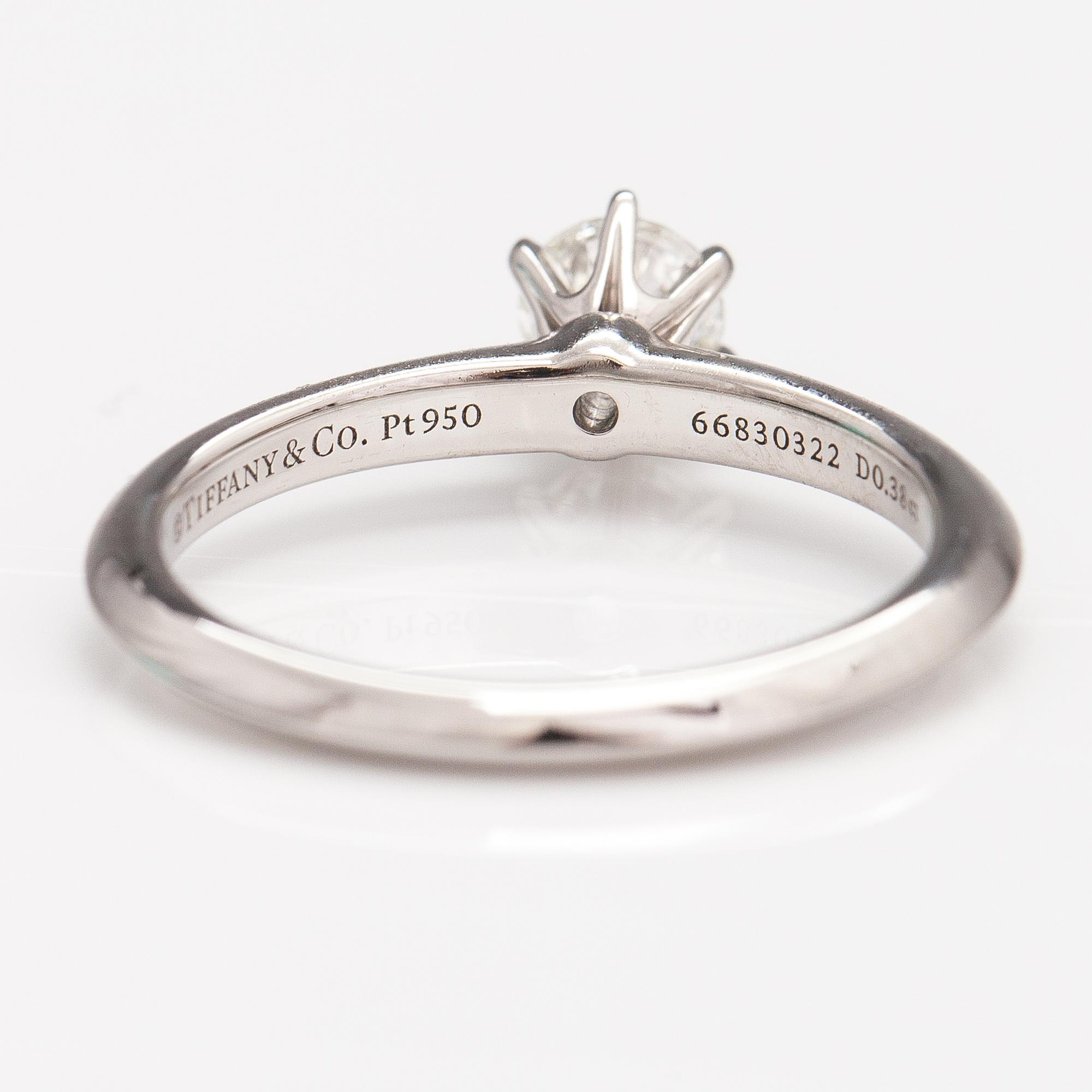 Tiffany & Co, Ring, platina, diamant ca 0.38 ct. Numrerad 66830322.