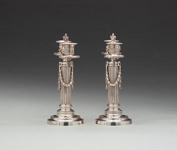 Fabergé, verkmästare JULIUS RAPPOPORT, kandelabrar, ett par, silver, S:t Petersburg före 1899.
