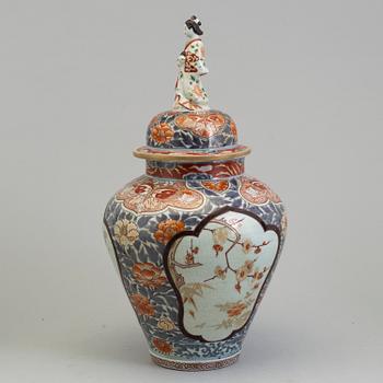 A Japanese Genroku imari vase, circa 1700.