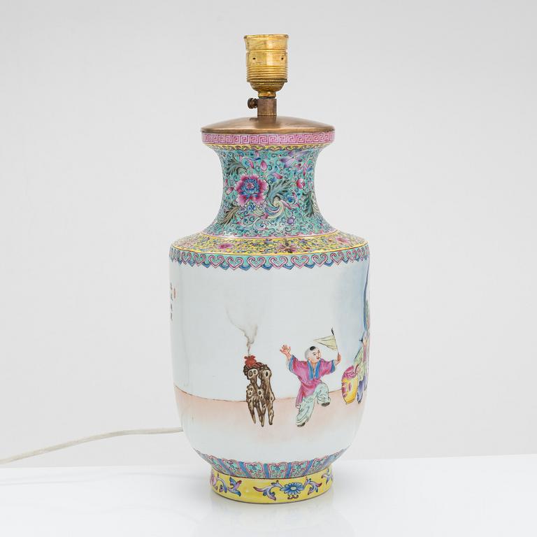 A 20th century chinese porcelain tablelamp in republic style. With Qianlong's four character mark.