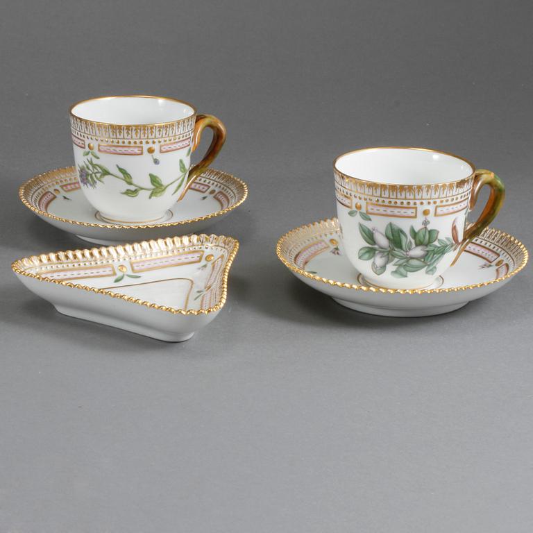 MOCCAKOPPAR, ett par samt UNDERFAT, porslin, "Flora Danica", Royal Copenhagen, 1900-talets andra hälft.