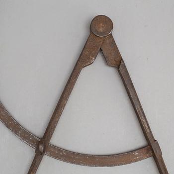 AN 18TH CENTURY CAST IRON MEASURING TOOL.