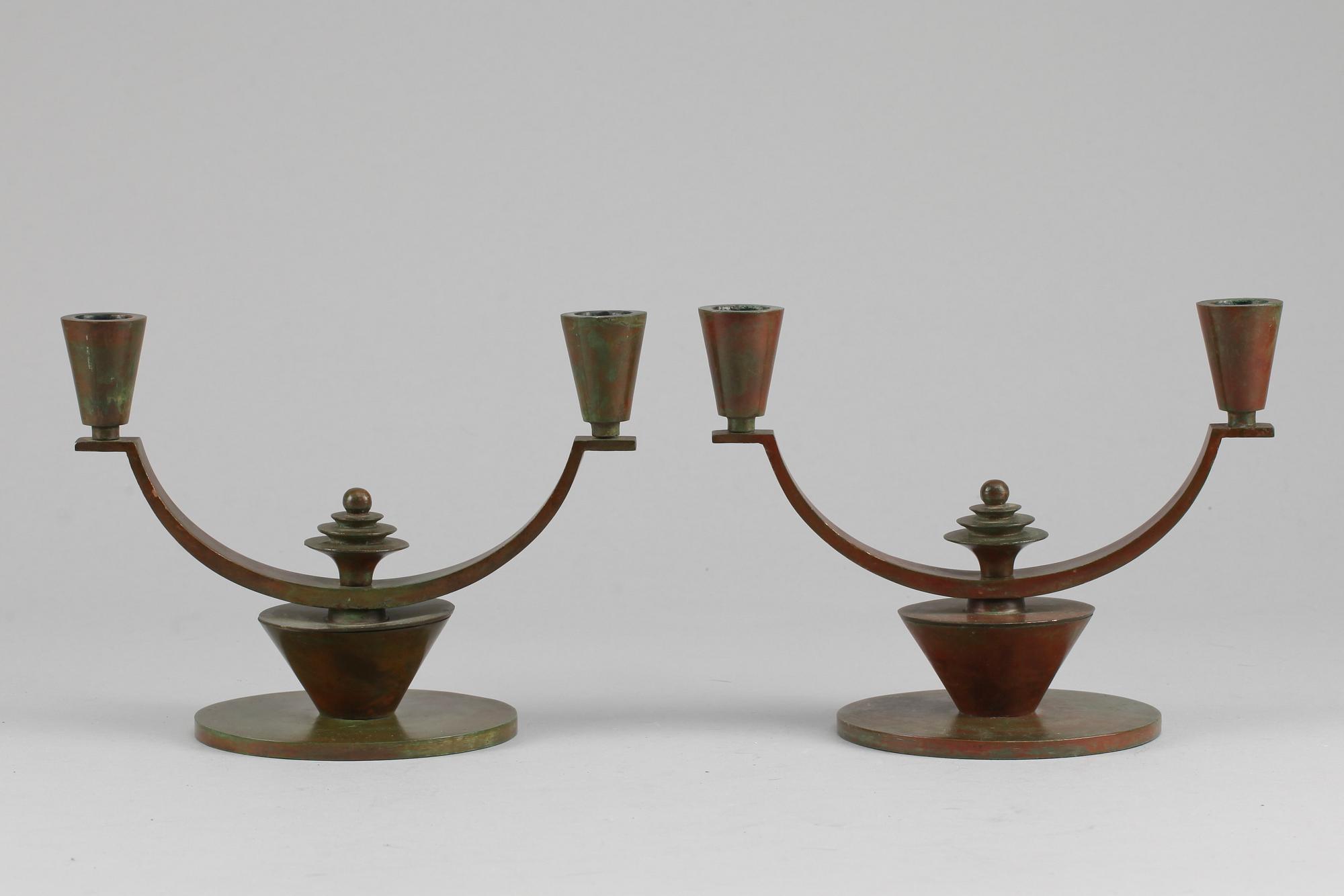 KANDELABRAR, ett par. Brons, design Sune Bäckström. 1900-talets första hälft.