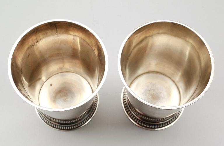 BÄGARE, 2 st, silver, Eric Råström, Stockholm 1945 och 1947. Tota vikt ca 388 g.