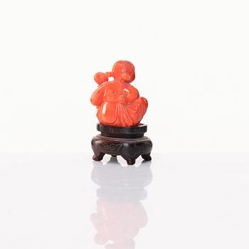 A Chinese enamel on copper coaster, a green stone bowl and a small stone figure, China, Qing dynasty and 20th century.