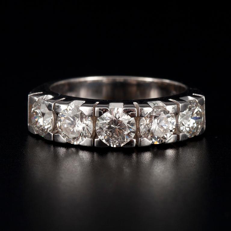 RING, vitguld 14K, 5 st. briljantslipade diamanter, tot. 2,50 ct. Vikt 6,9 g.