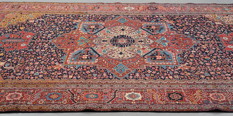 A carpet, a semi-antique West Persian, ca 466,5-470,5 x 334,5-350 cm.