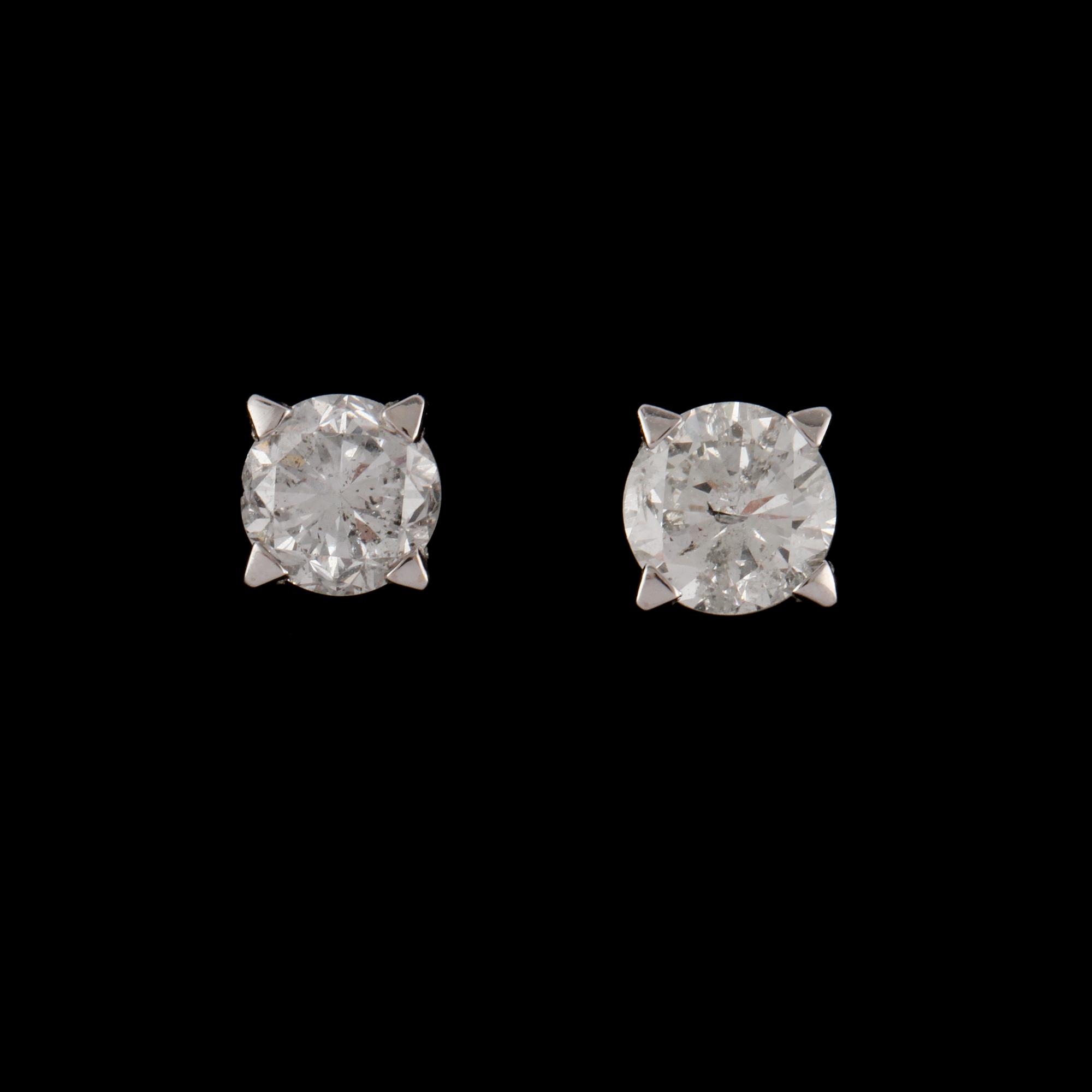 ÖRHÄNGEN, ett par, 18k vitguld med briljantslipade diamanter, totalt ca 1.05 ct. Vikt 2 g.