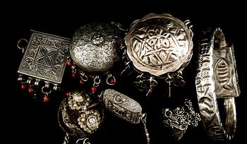 PARTI SMYCKEN, 7 delar, enligt uppgift Berber, Marocko, delvis silver. Vikt ca 660 g.
