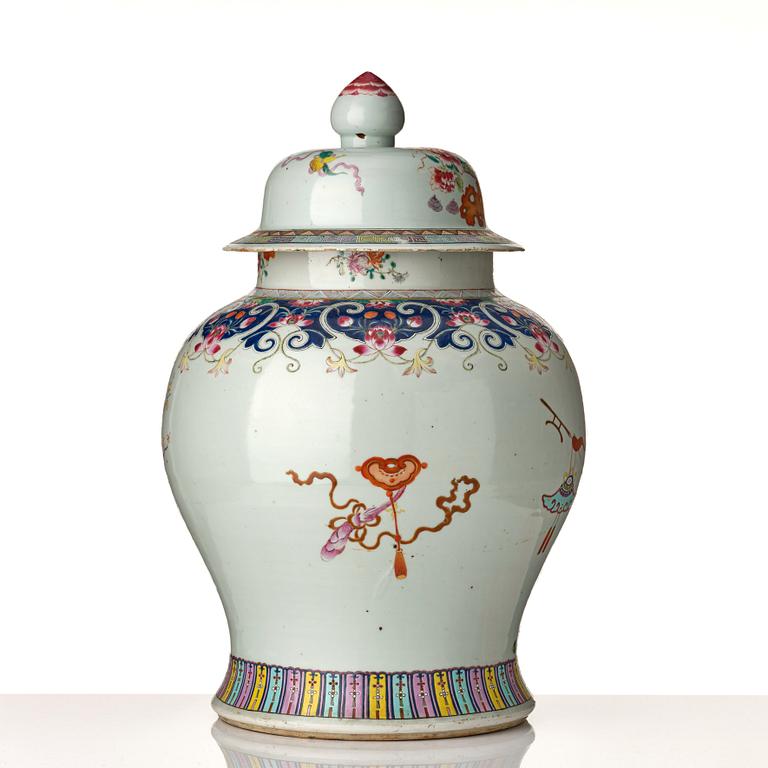 Golvurna med lock, porslin. Qingdynastin, 1800-tal.