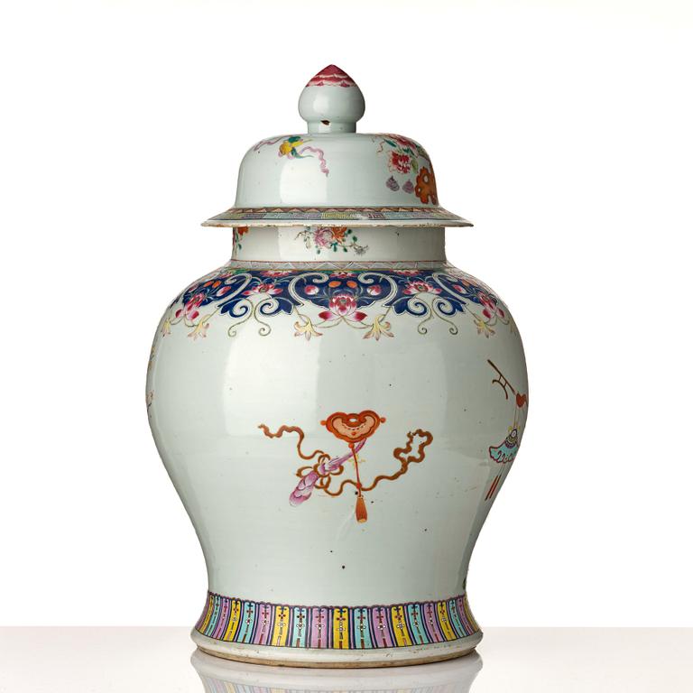 A large famille rose jar, Qing dynasty, 19th Century.