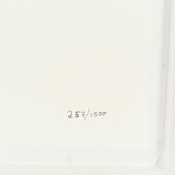 William Wegman, archival pigment print, 2009, signerat. Numrerat 257/1500 a tergo.