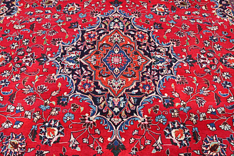 A Kashan carpet, c. 358 x 244 cm.