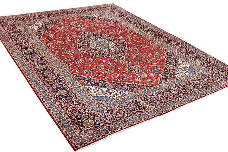 A carpet, Kashan, ca 373 x 282 cm.