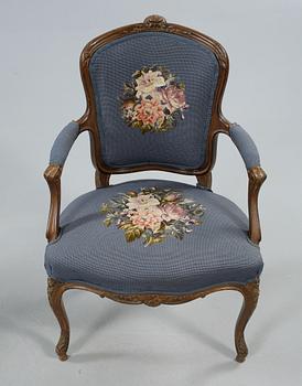 KARMSTOLAR, ett par, rokokostil, omkring 1900-talets mitt.