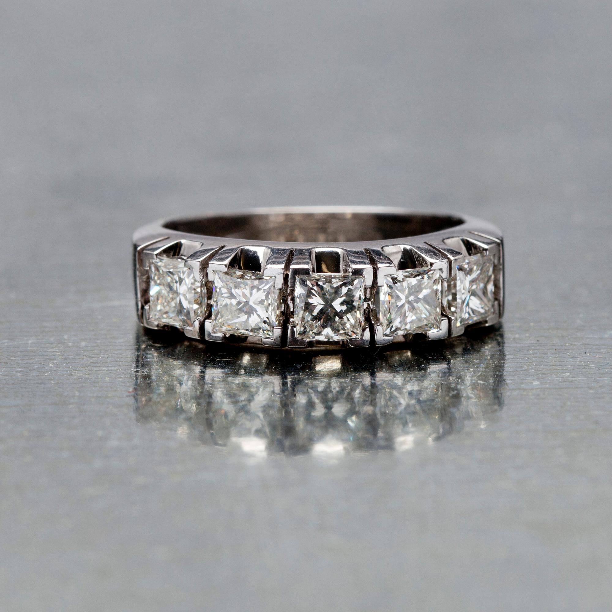 RING, vitguld 14K, 5 st princesslipade diamanter, tot. 1,63 ct. Paino 4,45 g.