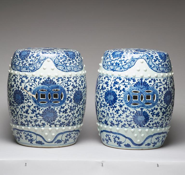 A pair of blue and white garden seats, Qing dynasty, 18th Century.