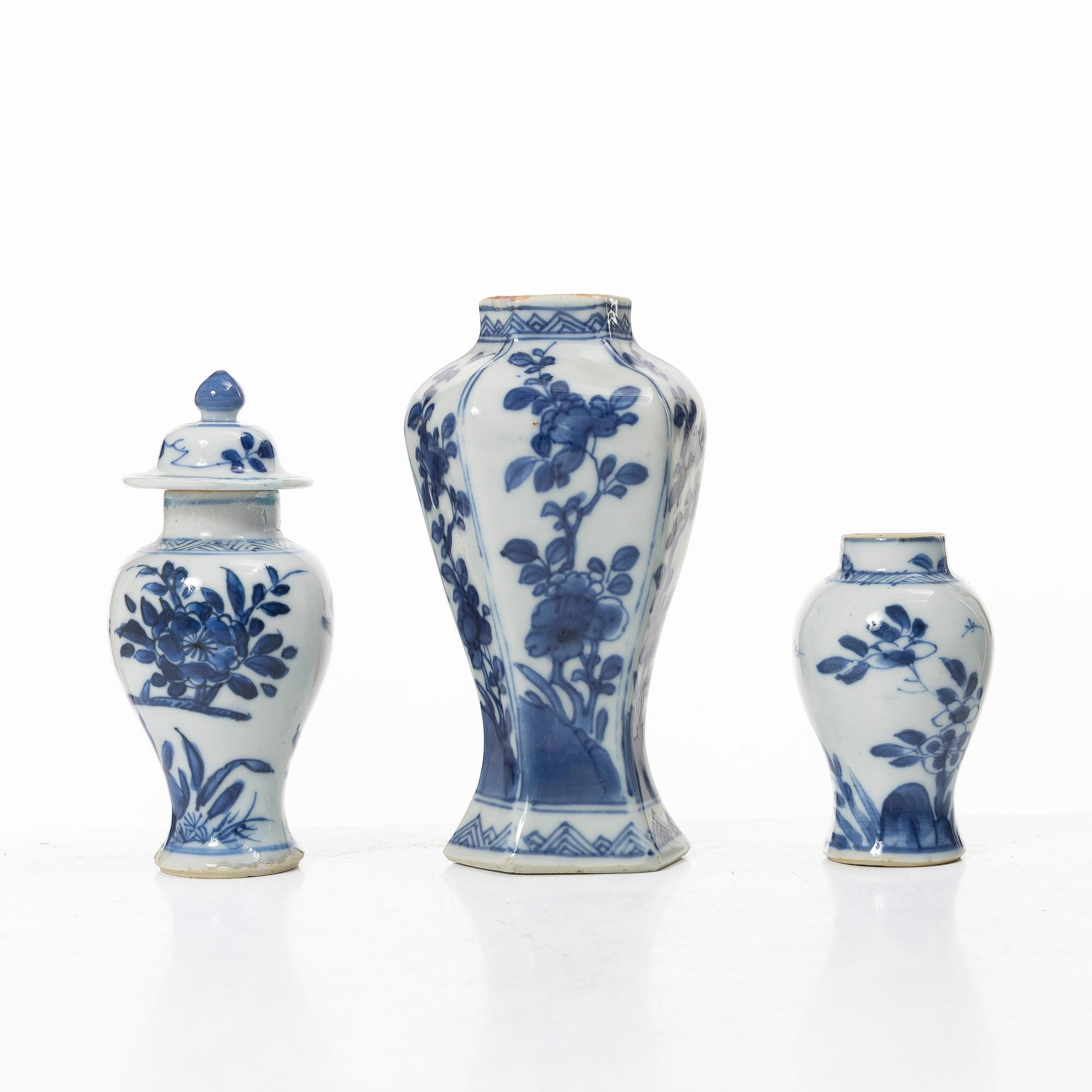 A group of three blue and white minitature vases, Qing dynasty, Kangxi (1662-1722).
