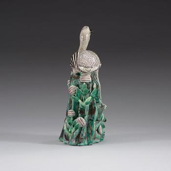 A famille verte figure of a bird, Qing dynasty, 19th Century.