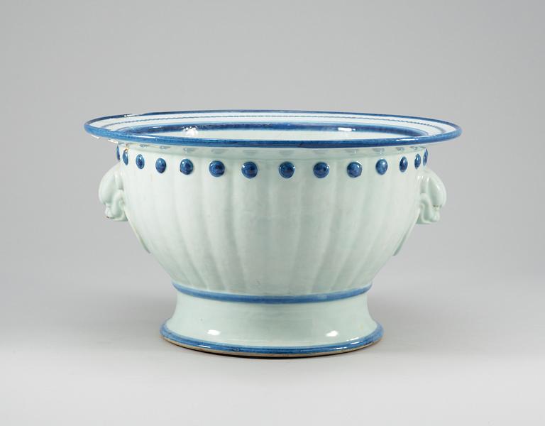 A blue and white flower pot, Qing dynasty, 19th Century.