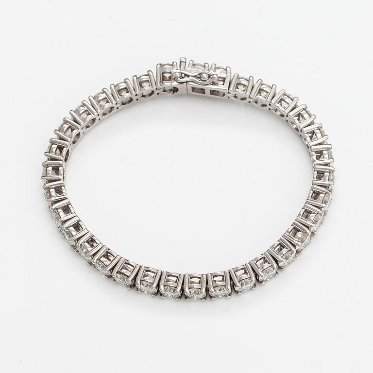A 14K white gold tennis bracelet with diamonds ca. 13.70 ct in total. With certificate.