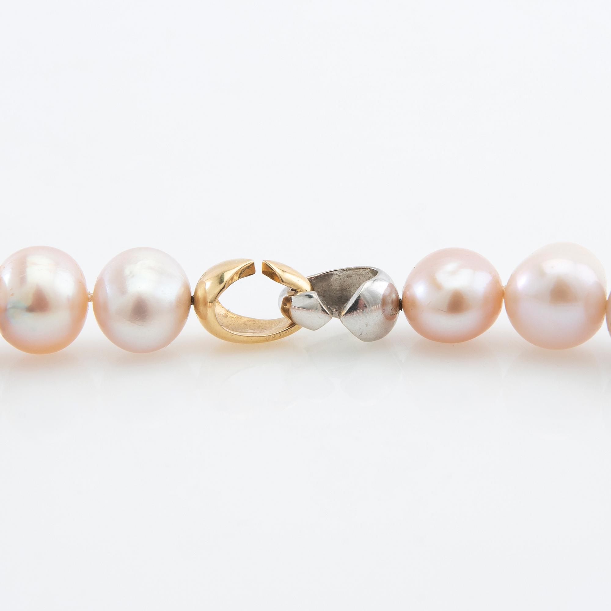 Necklace of cultured freshwater pearls with a clasp in 18K red and white gold from Georg Jensen & Wendel.