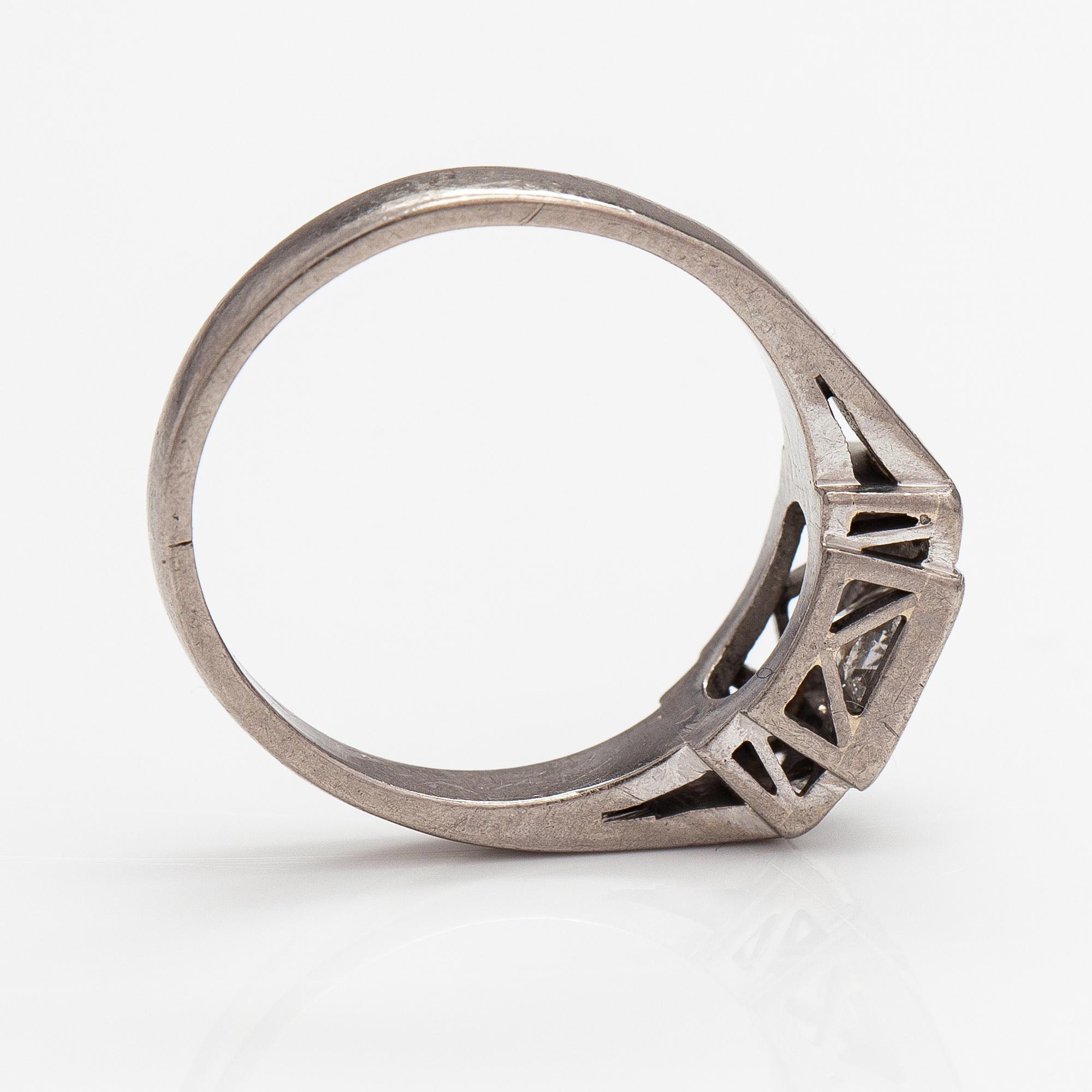 Ring, 18K vitguld, diamanter ca 0.76 ct tot. Sandqvist Gerdt Hartvig, Stockholm 1962.