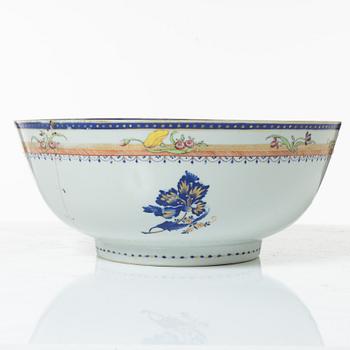 A Chinese export porcelain punch bowl, Qing dynasty, Jiaqing (1796-1820).