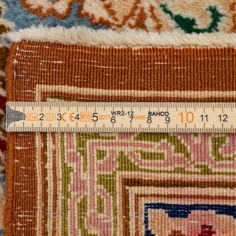 Carpet, Kerman, approx. 371 x 271 cm.