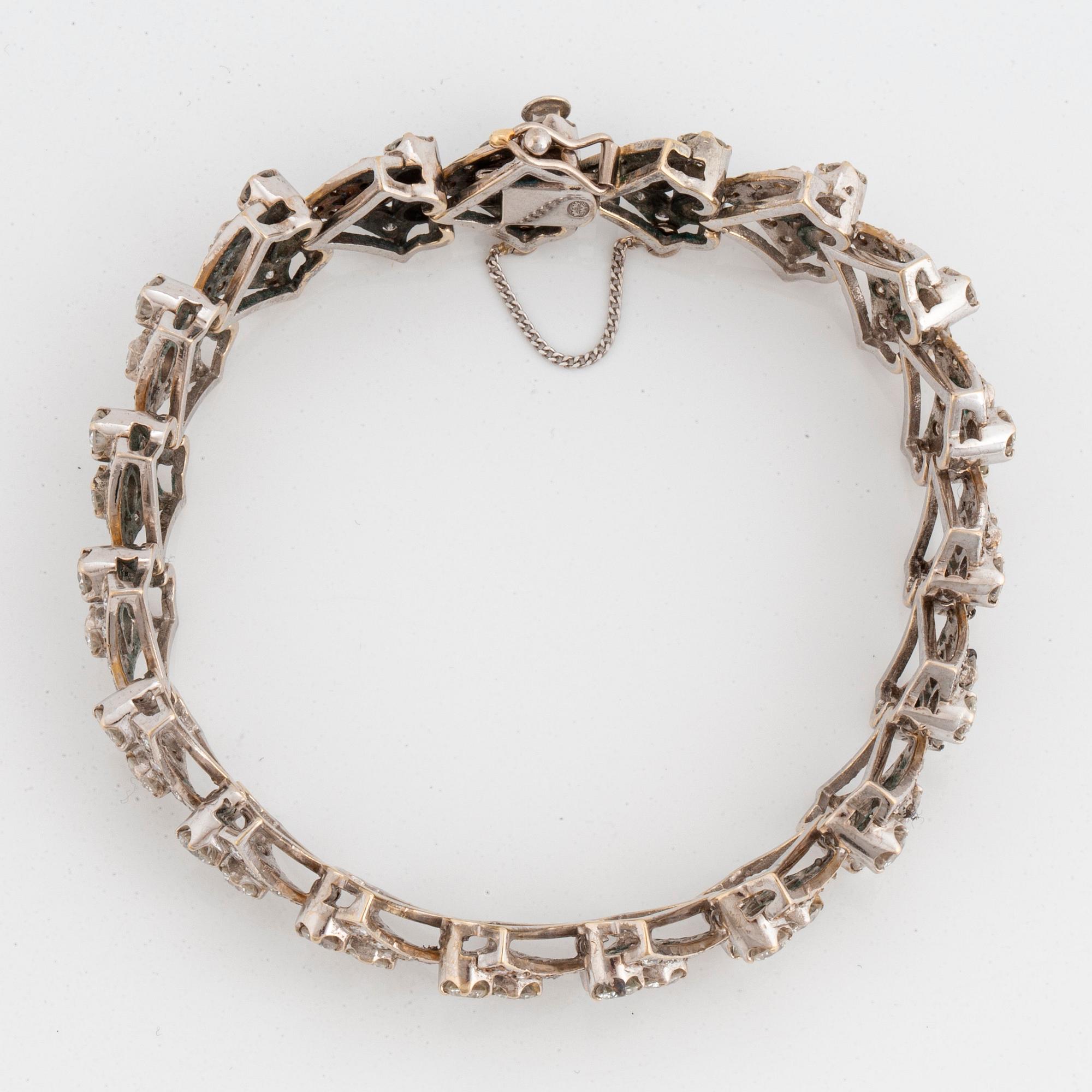 An 18K white gold bracelet set with round brilliant-cut diamonds.
