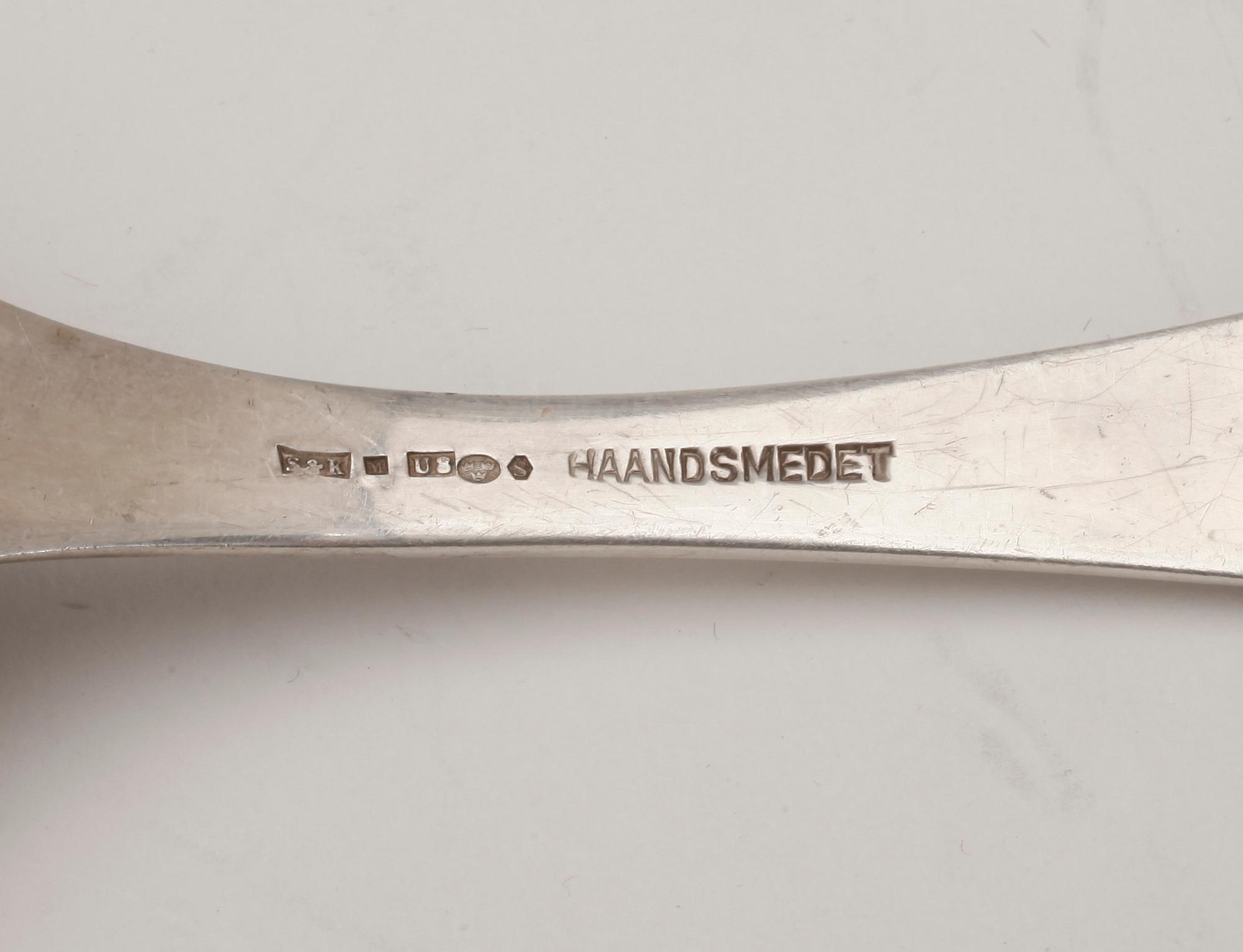 PARTI SILVER, 26 delar, bland annat moccaskedar firma Christian F Heise, Köpenhamn. Vikt ca 508 gram.