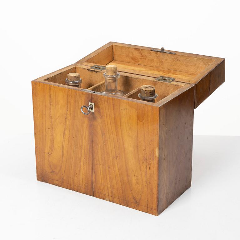 Casket with bottles, 19th century.