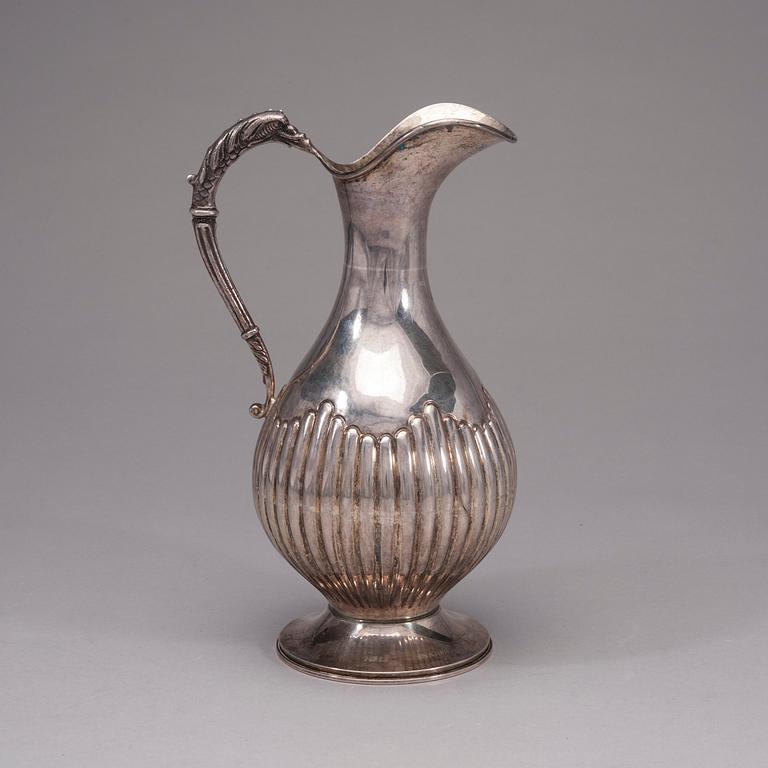 VIINIKANNU, hopeaa, empiretyylinen, 1900-luvun puoliväli. Paino 679 g.