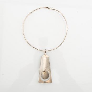 Neck ring, 18K white gold, Pernlos Gold & Silversmithing, 1976, Malmö, and pendant, sterling silver, Hans Hansen, Denmark.