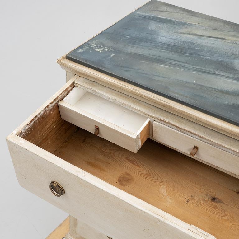 A chest of drawers, 19th century.