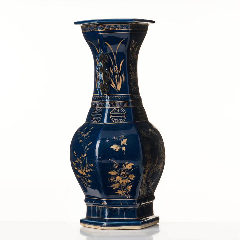 A blue vase, Qing dynasty, 19th Century.