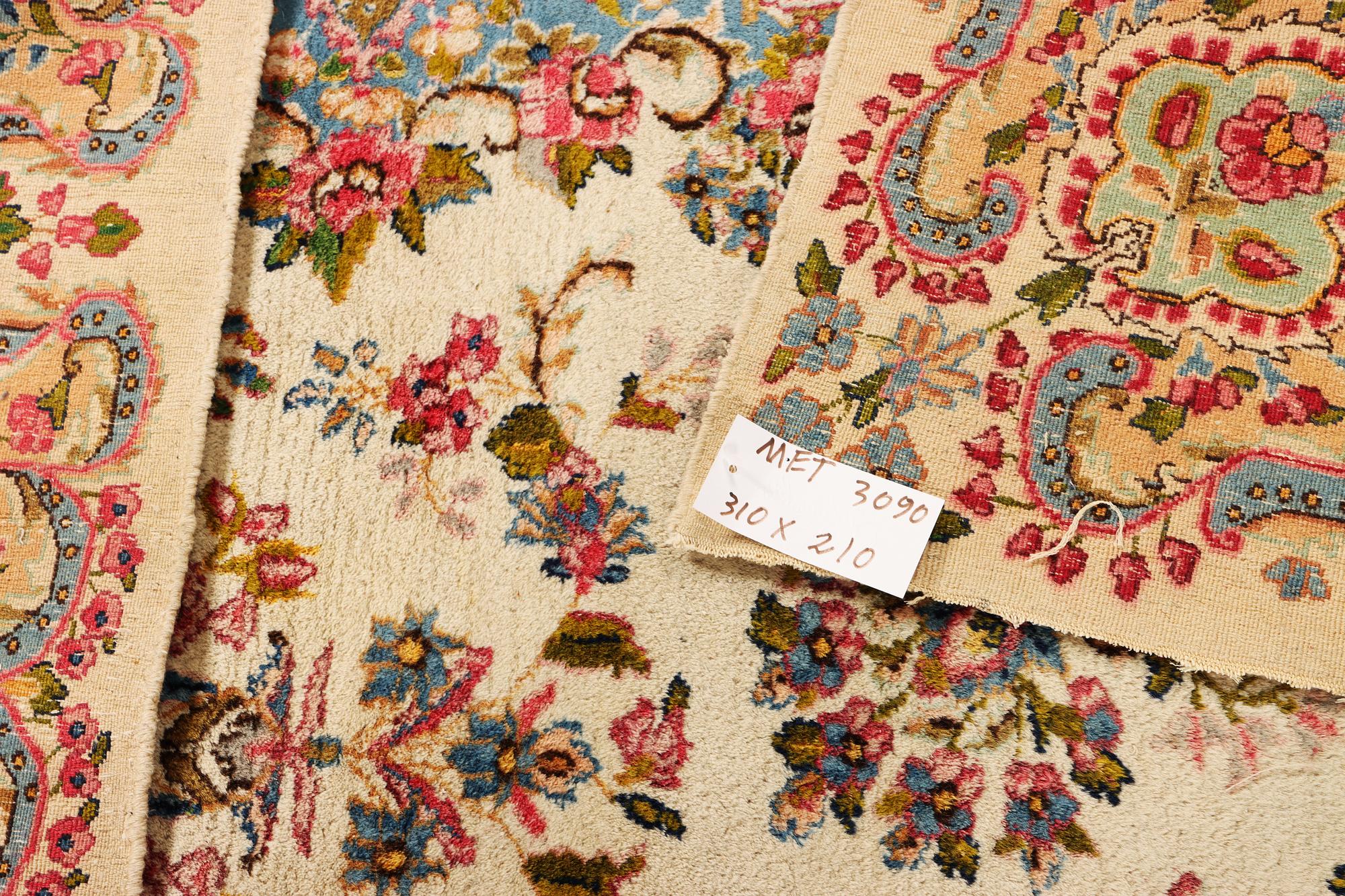 An antique Kirman carpet, a. 310 x 210 cm.