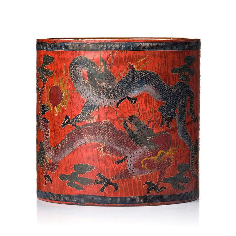 A lacquered brushpot with dragons, Qing dynasty (1644-1912).