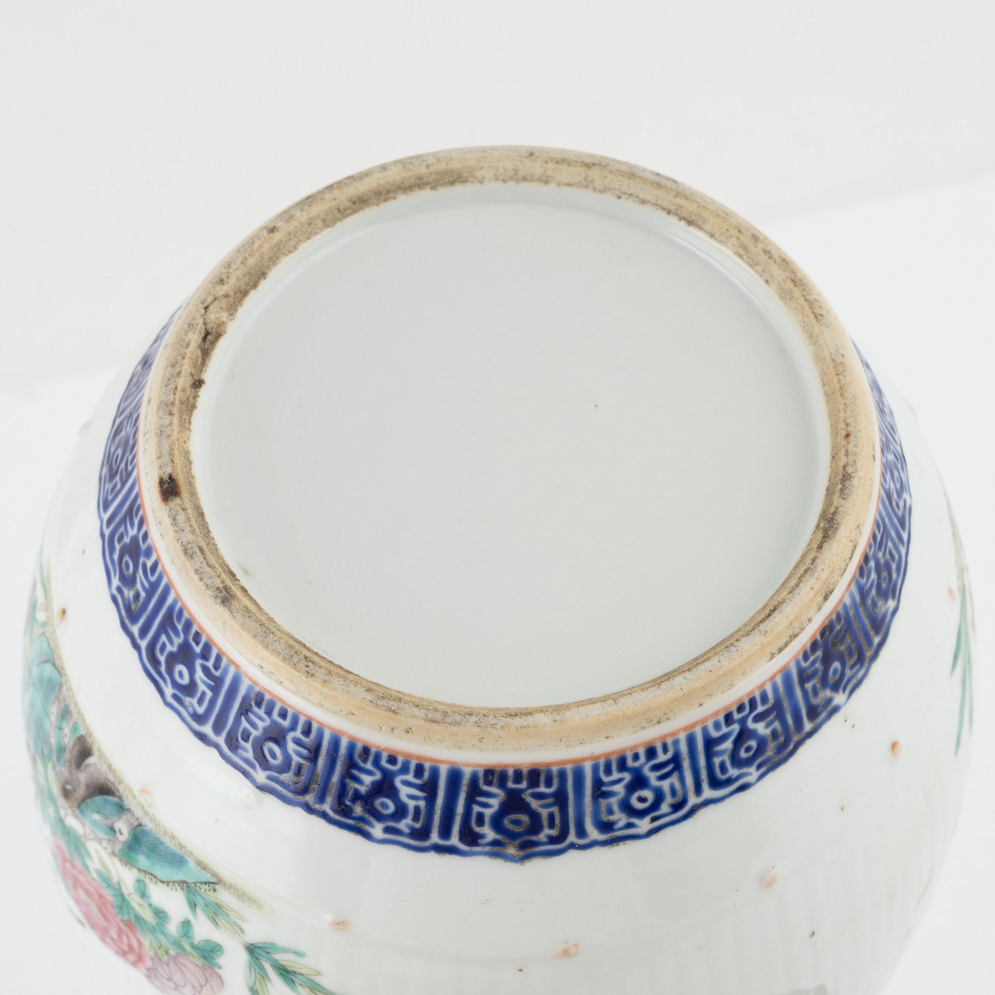 A porcelain bowl, China, 19th century.