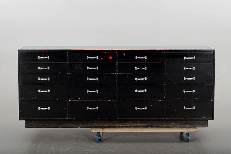 A first half of the 20th century chest of drawers.